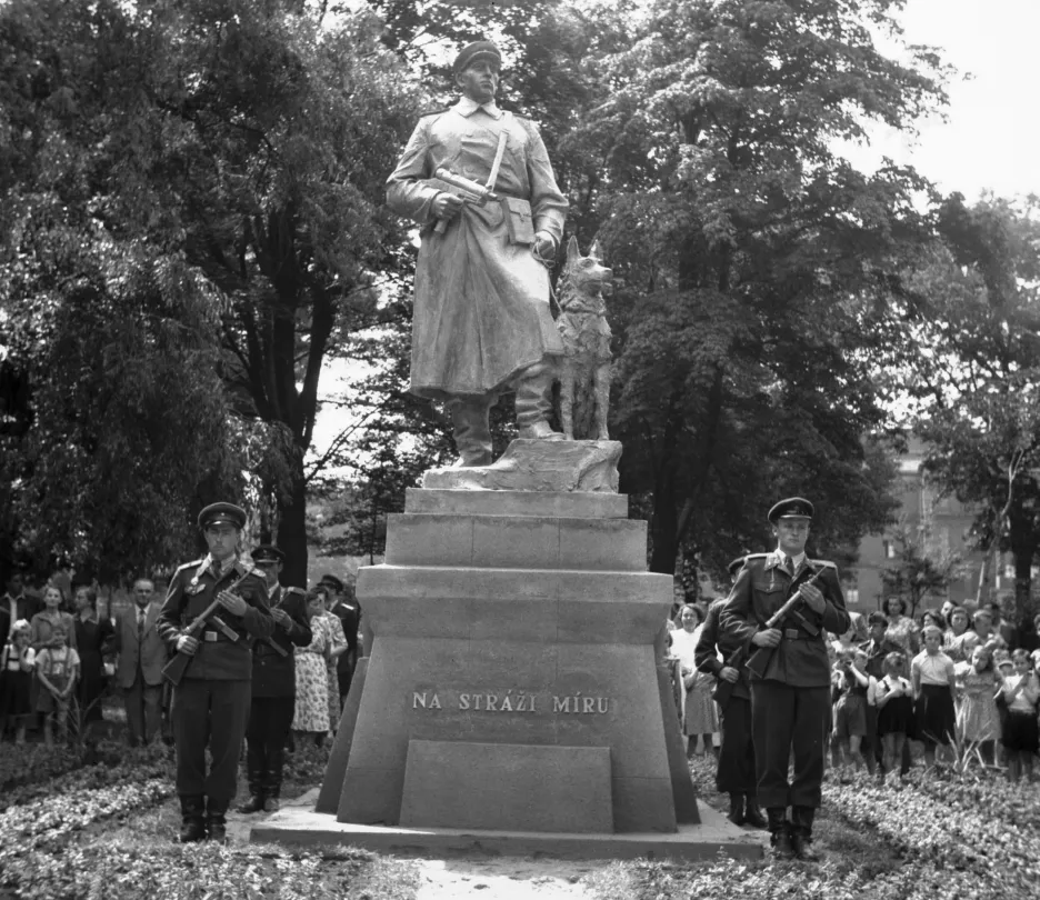 Slavnostní odhalení pomníku Pohraniční stráže v Chebu (1955) 