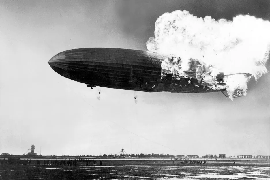 Požár německé vzducholodi Hindenburg při přistávání na letišti Lakehurst v New Jersey (6. května 1937)