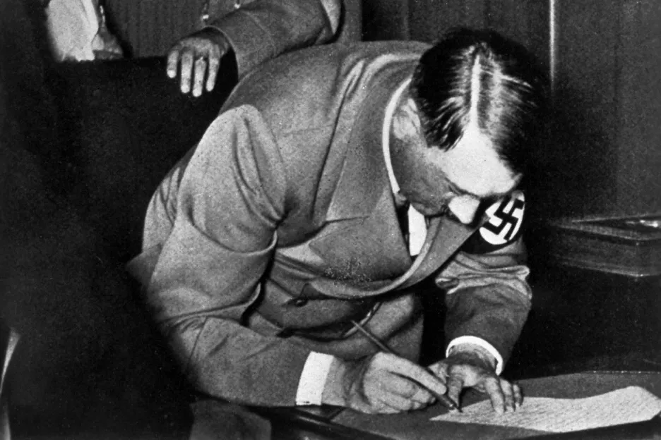 Adolf Hitler podepisuje Mnichovskou dohodu