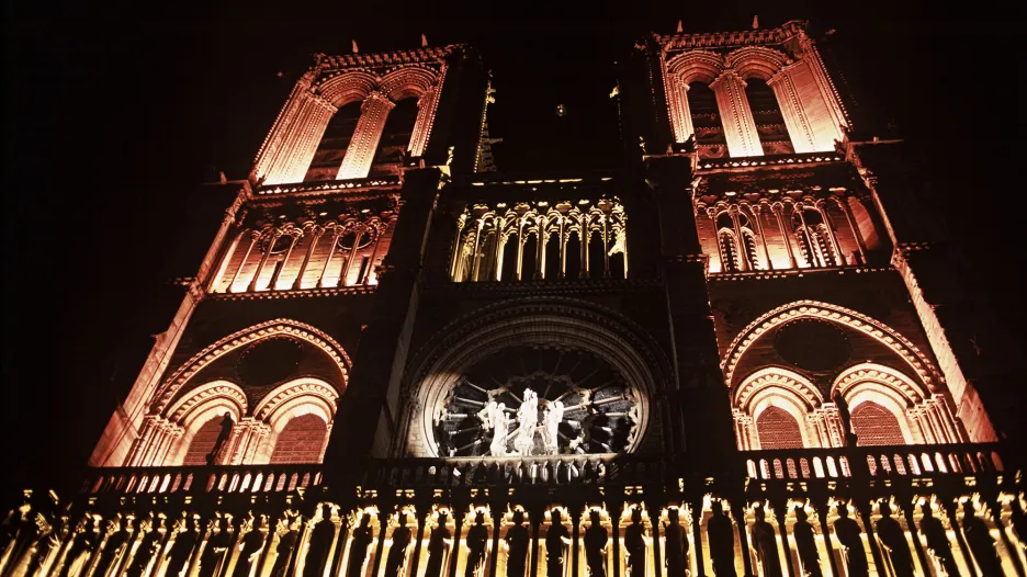 Noční Notre-Dame