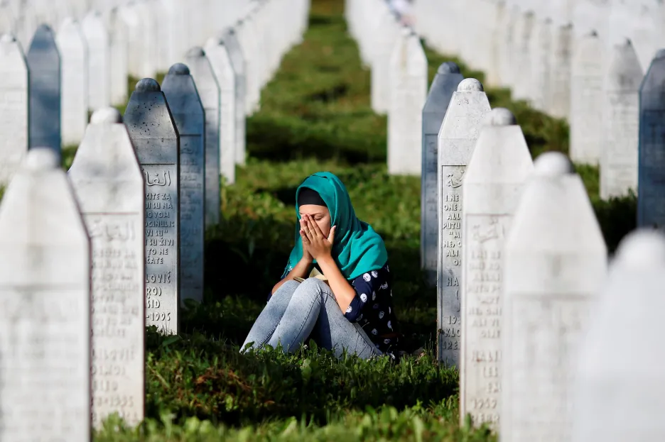 Neznámá žena truchlí na hřbitově v Potočari nedaleko Srebrenice