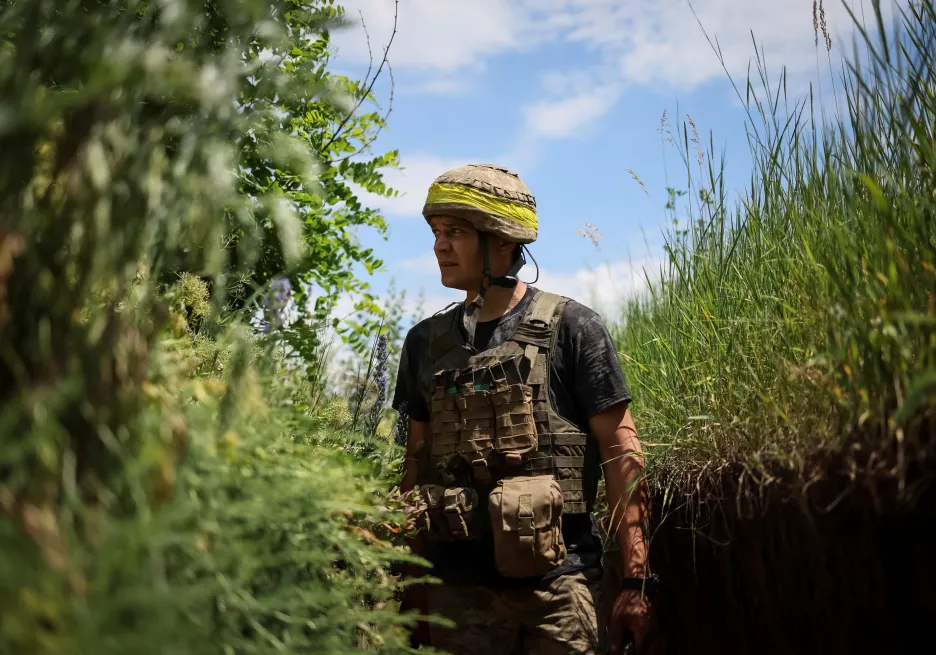 Ukrajinský voják v zákopech na donbaské frontě