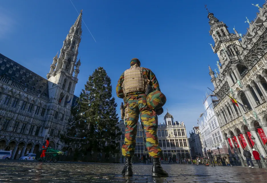 Vojenské hlídky na Velkém náměstí v Bruselu
