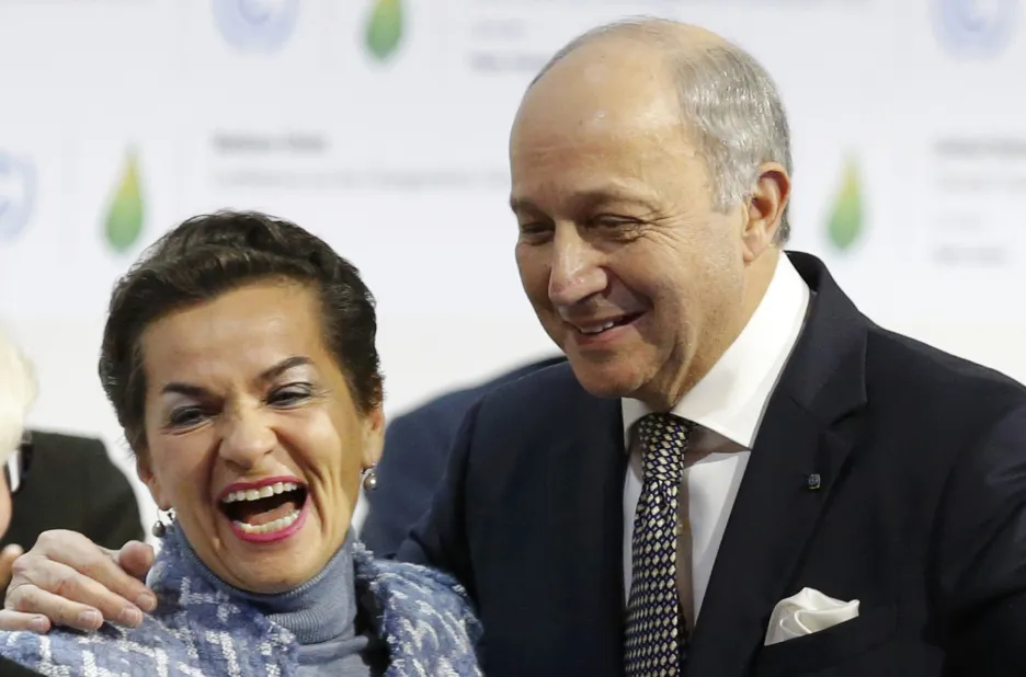 Christiana Figueresová, výkonná tajemnice UNFCCC, se raduje spolu s francouzským ministrem zahraničních věcí Laurentem Fabiusem