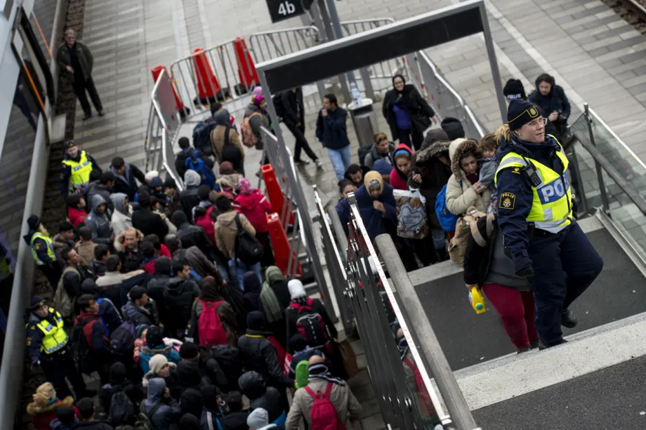 Švédská policie a migranti na hranici s Dánskem