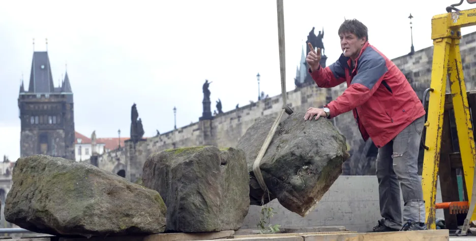 Kamenné kvádry, které se z Juditina a Karlova mostu v minulosti zřítily do Vltavy (2012)