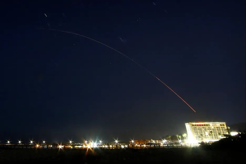 Mezikontinentální balistická raketa Minuteman III. na obloze