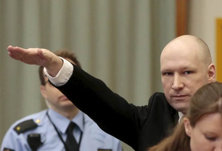 Anders Breivik při příchodu k soudu ve věznici Skien
