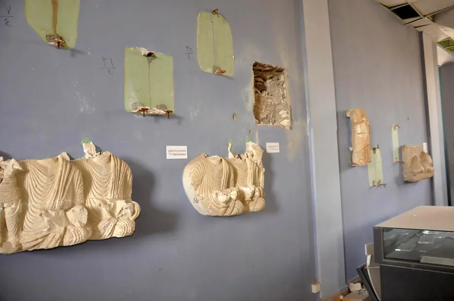 Zničené artefakty v muzeu v Palmýře