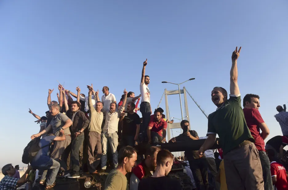 Stoupenci vlády slaví převzetí Bosporkého mostu