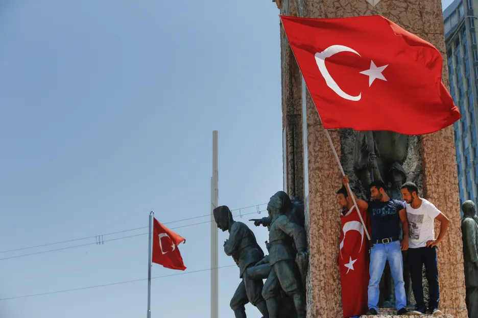Odpůrci převratu na náměstí Taksim v Istanbulu
