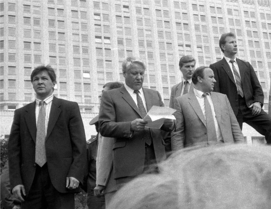 Prezident Jelcin při projevu na tanku před ruským parlamentem