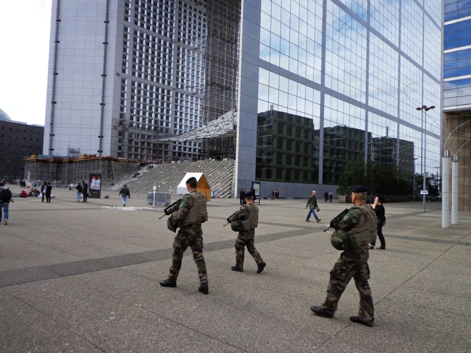 Armáda střeží i obchodní čtvrť La Défense v Paříži