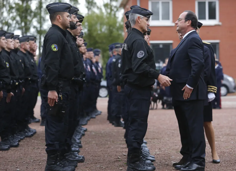 Francois Hollande se během návštěvy Calais setkal s četníky