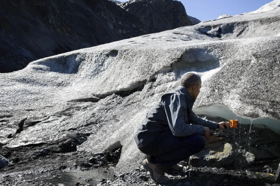 Barack Obama pozoruje ubývání ledovce v aljašském národním parku Kenai Fjords