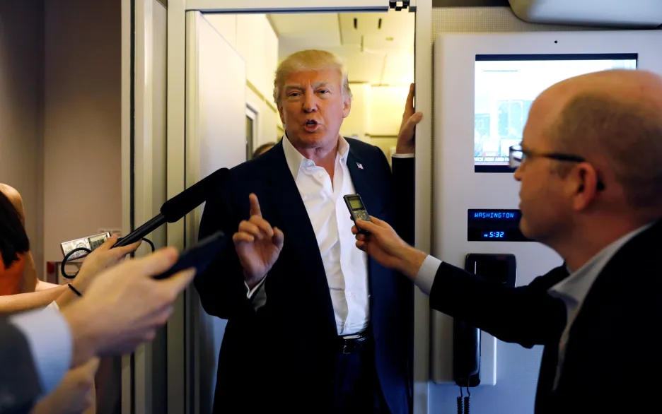 Americký prezident Donald Trump hovoří s reportéry na palubě svého letounu