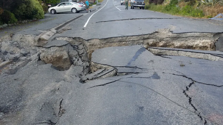 Trhliny v silnici po zemětřesení v Kaikouře