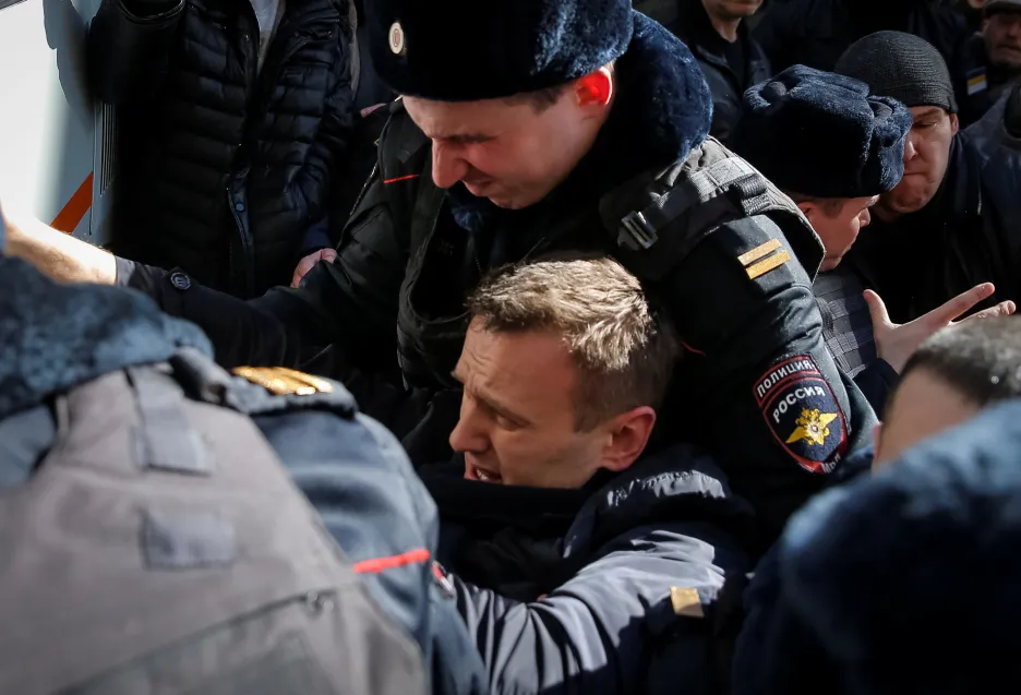 Ruská policie zadržuje Alexeje Navalného