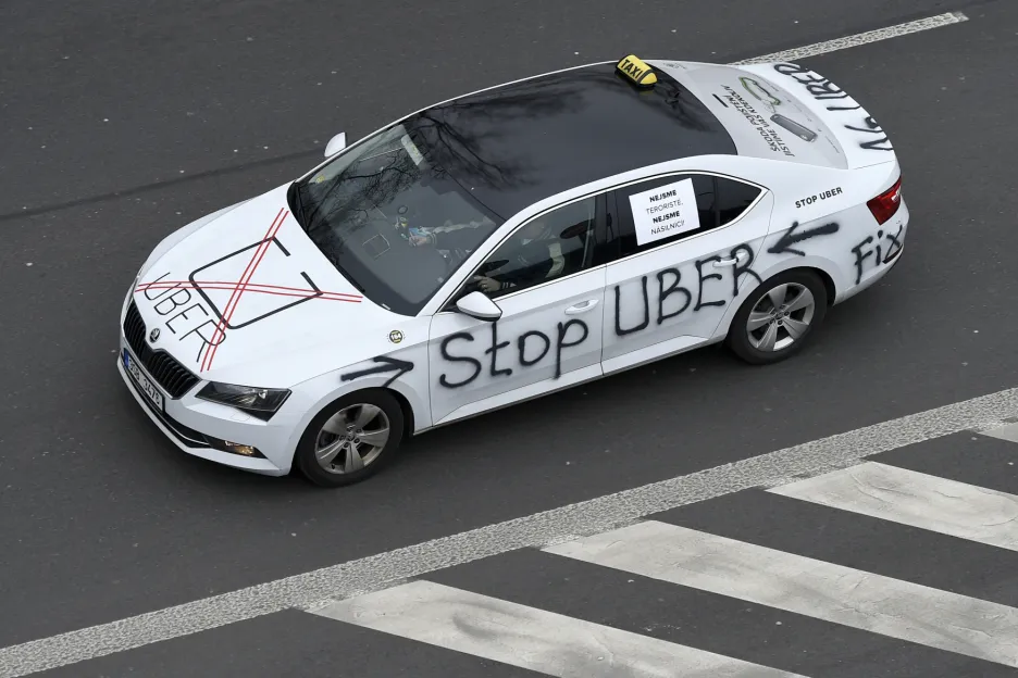 Protest taxikářů proti firmě Uber v Praze