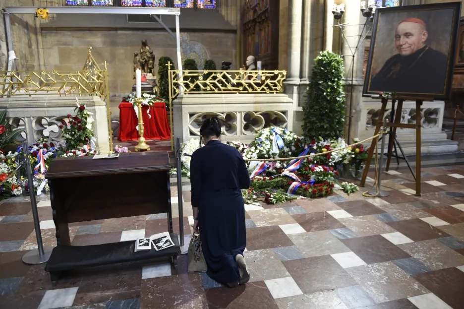 Žena klečící u rakve s ostaky kardinála Josefa Berana před uložením do sarkofágu