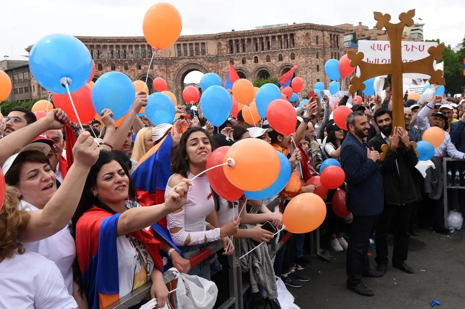 Příznivci opozice před arménským parlamentem