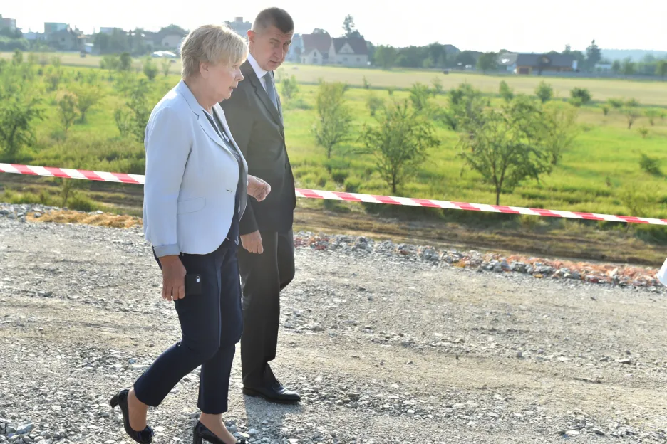 Andrej Babiš a hejtmanka Ivana Stráská si prohlížejí stavbu dálnice D3 u Ševětína