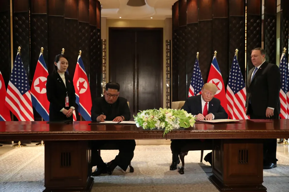 Prezidenti USA a KLDR Donald Trump a Kim Čong un podepisují klíčový dokument stvrzující pokrok ve vyjednávání