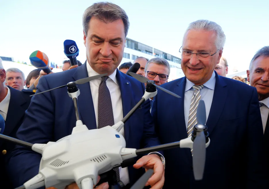 Bavorský premiér Markus Söder a bavorský ministr vnitra Joachim Hermann si prohlížejí dron pohraniční policie