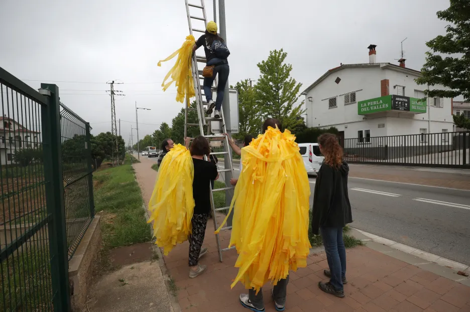 Vyvěšování žlutých stužek na podporu vězněných separatistů
