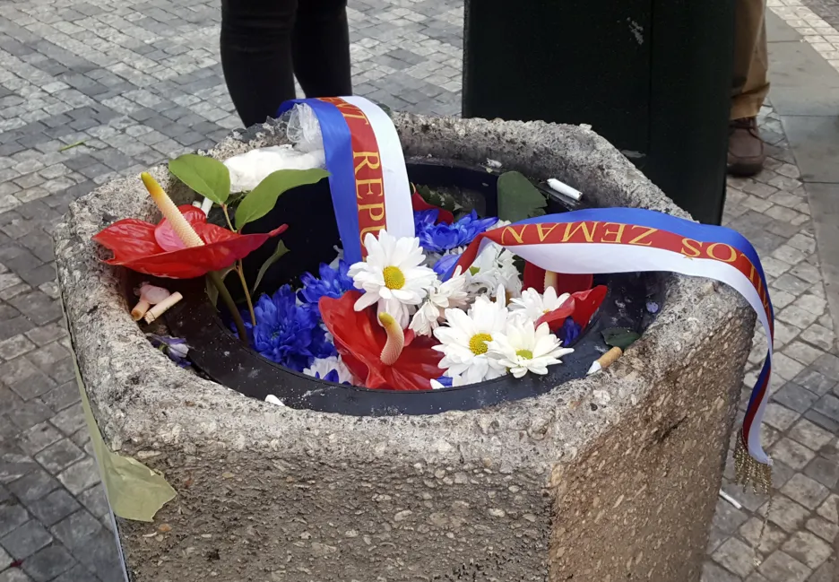 Květiny prezidenta Miloše Zemana skončily v koši