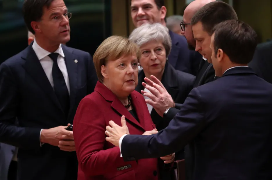 Angela Merkelová a Theresa Mayová během summitu v Bruselu