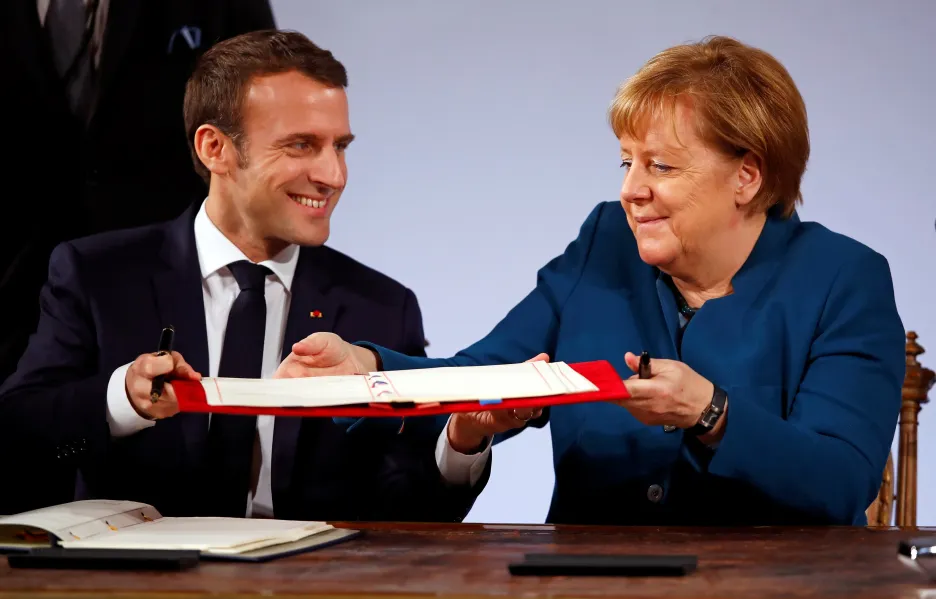 Emmanuel Macron a Angela Merkelová podepsali v Cáchách novou smlouvu o spolupráci