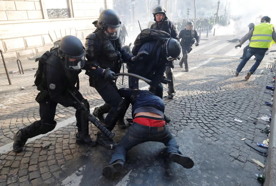 Policisté zatýkají demonstranta