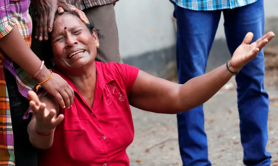 Lidé truchlící za své příbuzné po sérii útoků na Srí Lance