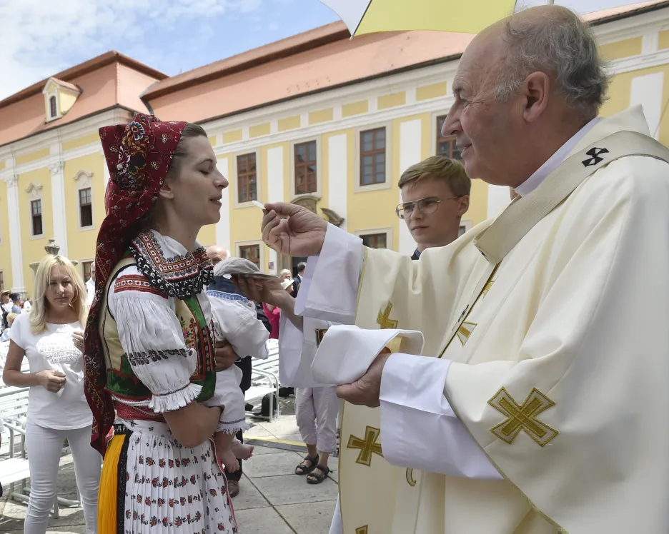 Olomoucký arcibiskup Jan Graubner s věřícími