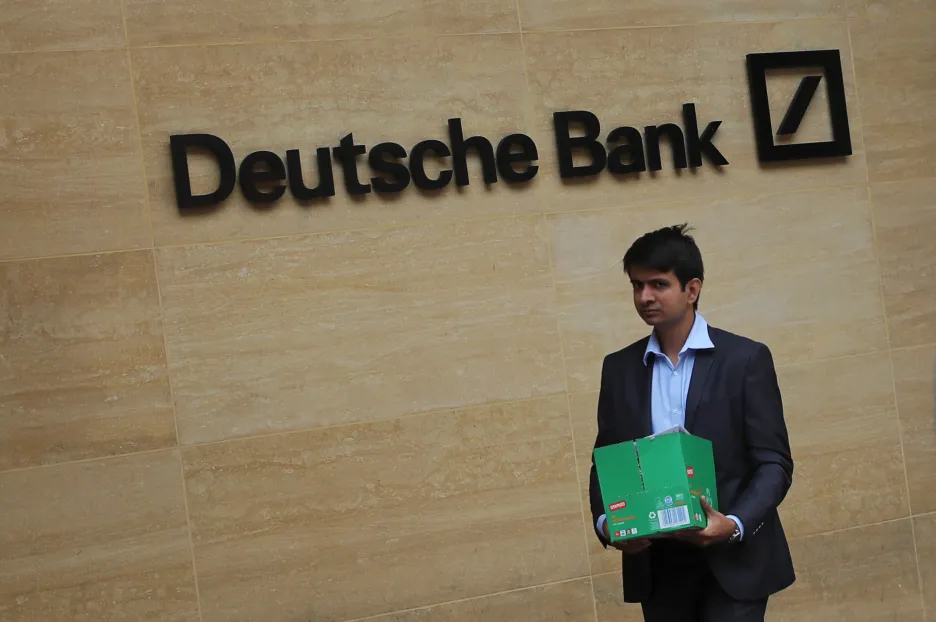 Muž před Deutsche bankou