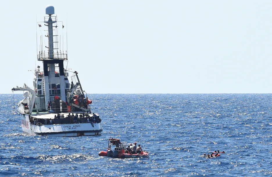 Někteří migranti z lodi Proactiva Open Arms skákali do moře