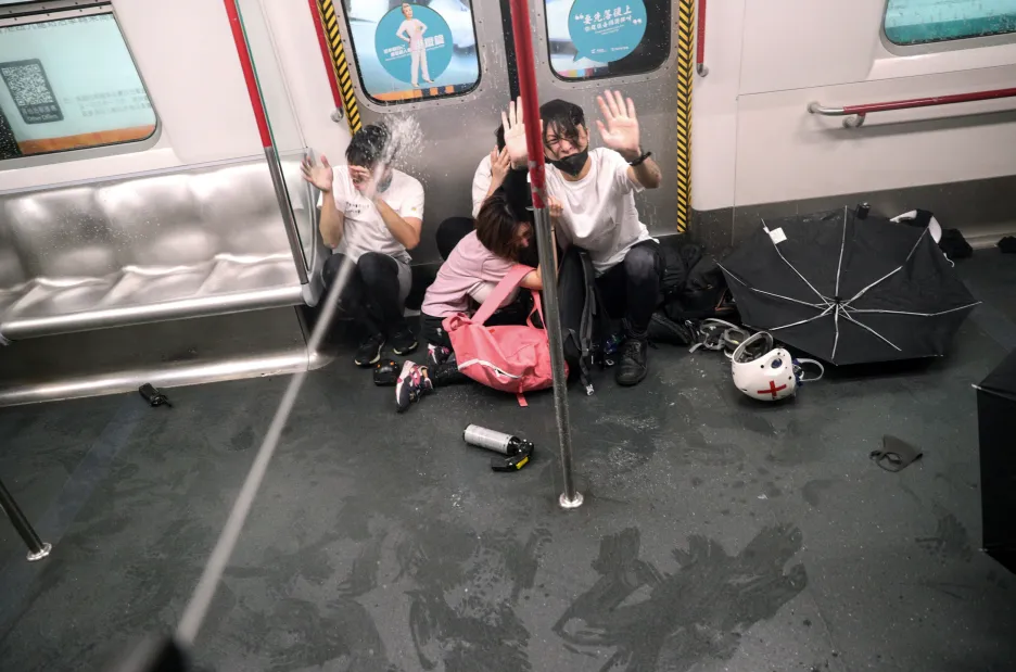 Policie tvrdě zasáhla proti demonstrantům v metru