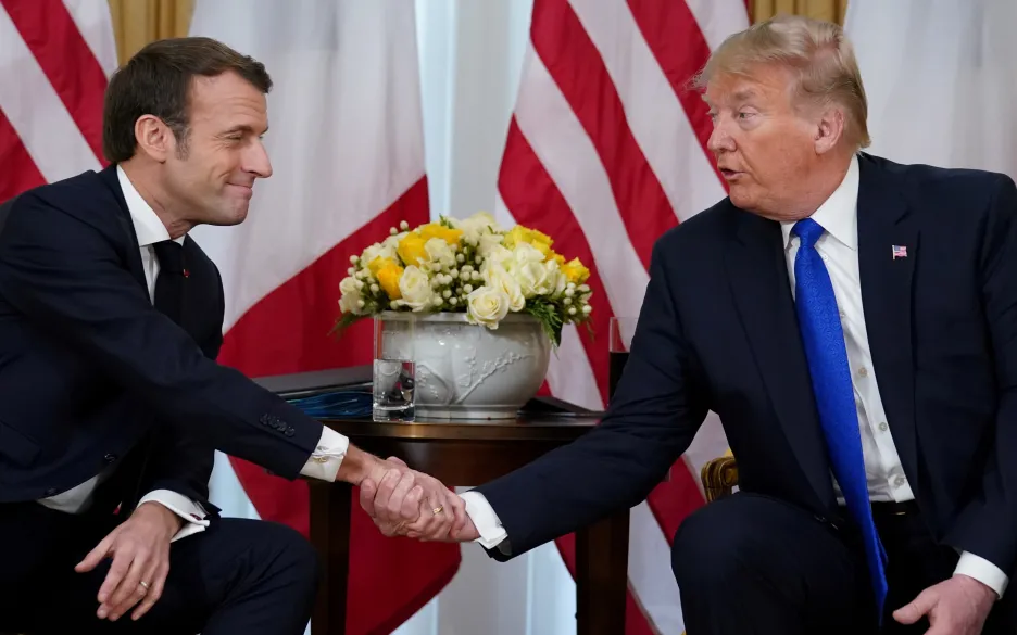 Prezidenti Emmanuel Macron a Donald Trump na summitu NATO