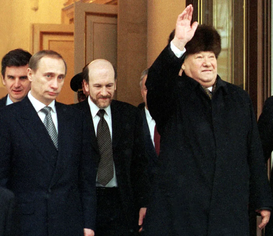 Jelcin se za přítomnosti Putina a dalších loučí s Kremlem (31. 12. 1999)