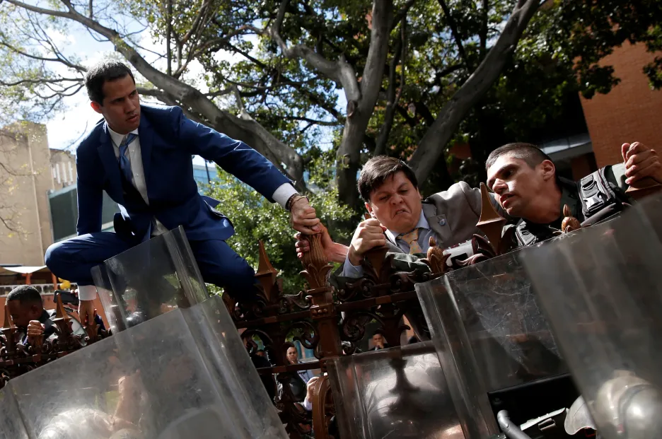 Vůdce opozice Guaidó se snaží přes policejní kordon dostat do parlamentu