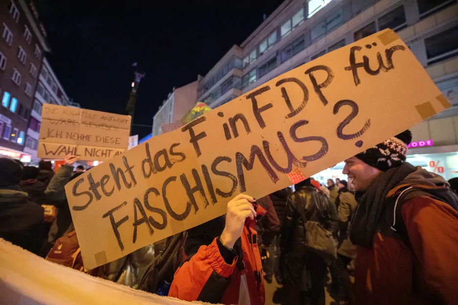Zvolení Kemmericha z FDP za podpory CDU a AfD vyvolalo protesty