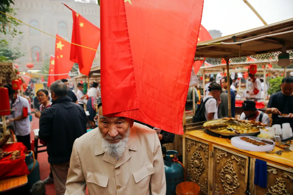 Jeden z Ujgurů na tržišti v autonomní oblasti Sin-ťiang