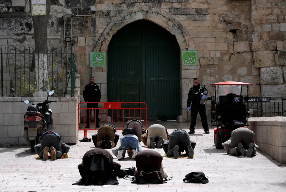 Muslimové se modlí u zavřené mešity al Aksá na Chrámové hoře v Jeruzalémě