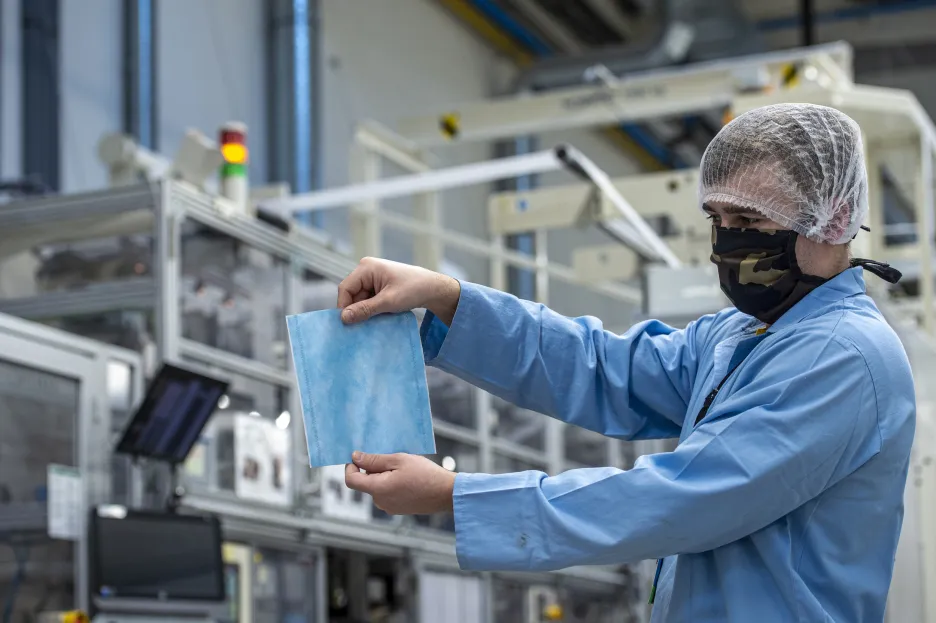 Výroba nanofiltrů do roušek ve firmě Drylock z Hrádku nad Nisou