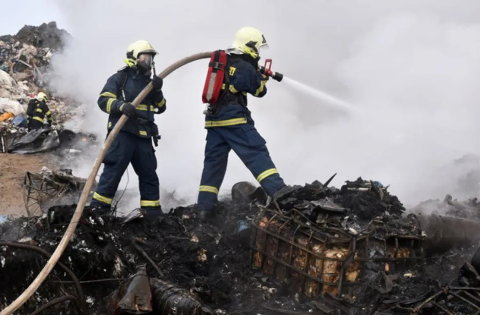 Hasiči zasahují u požáru skládky komunálního odpadu u Vintířova na Sokolovsku.