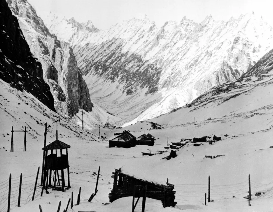 Zbytky jednoho ze stalinských pracovních táborů v Mramorovém Kaňonu v pohoří Kodar (severní část Čitské oblasti) v roce 1991