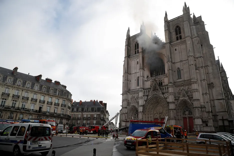 Požár katedrály ve francouzském městě Nantes