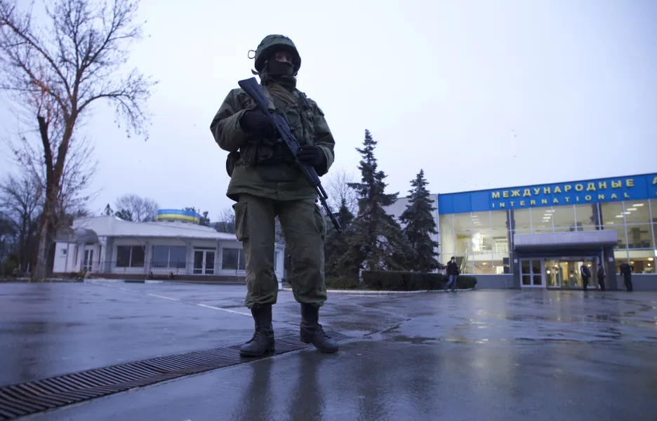 Ozbrojená hlídka v přední části letiště v Simferopolu