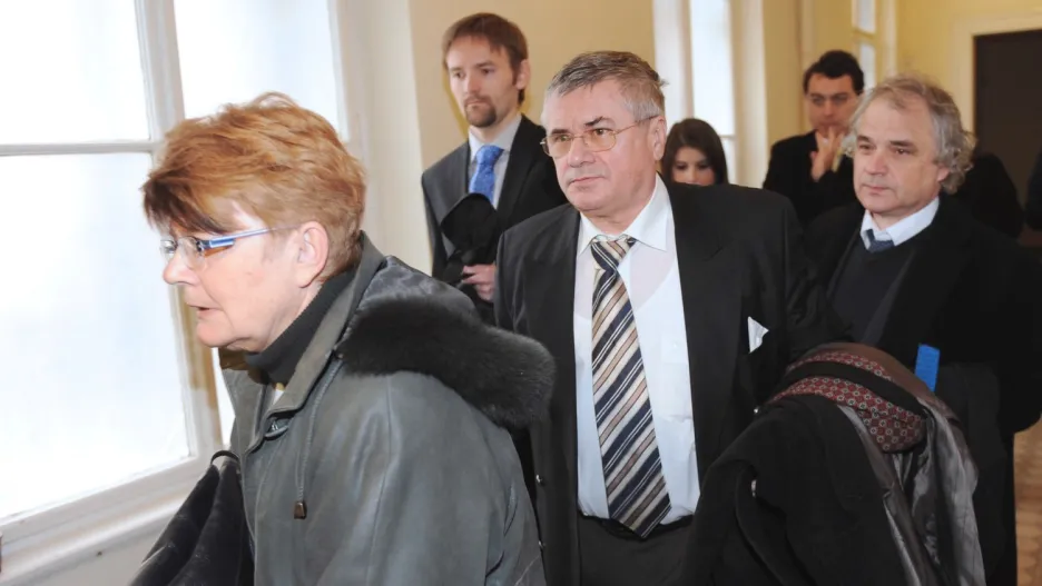 Jiří Teryngel (uprostřed) odchází od soudu